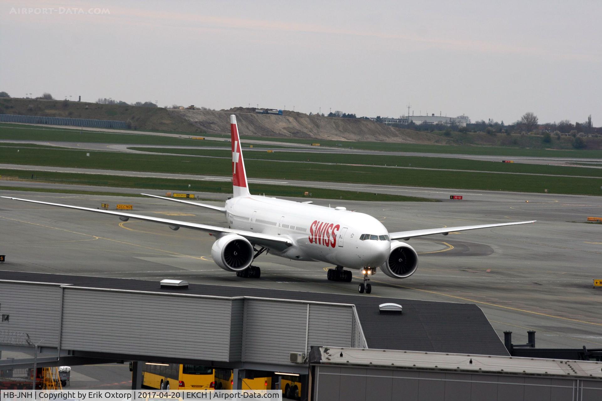 HB-JNH, 2017 Boeing 777-300/ER C/N 62753, HB-JNH taxing to the gate