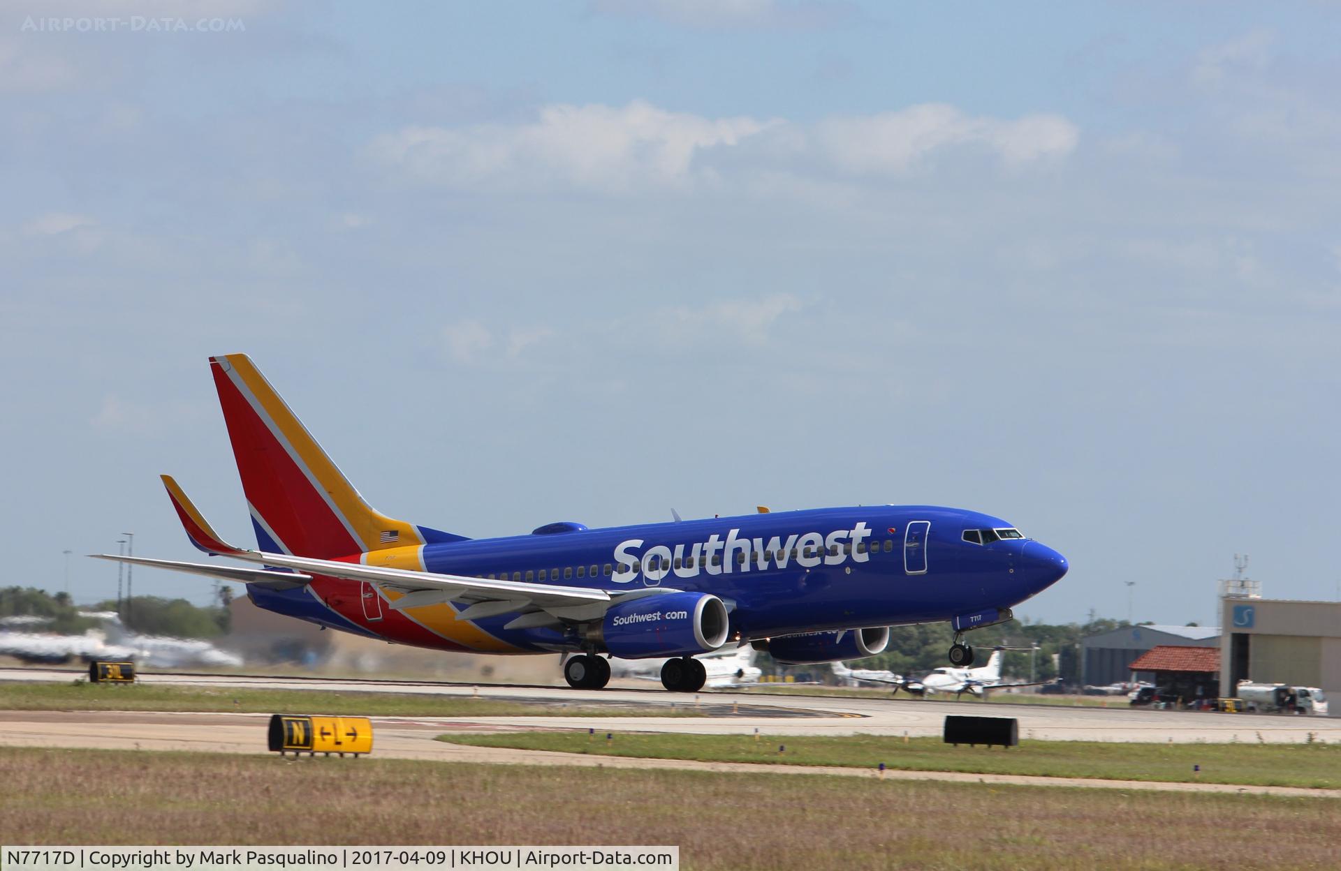 N7717D, 2005 Boeing 737-76N C/N 32664, Boeing 737-700