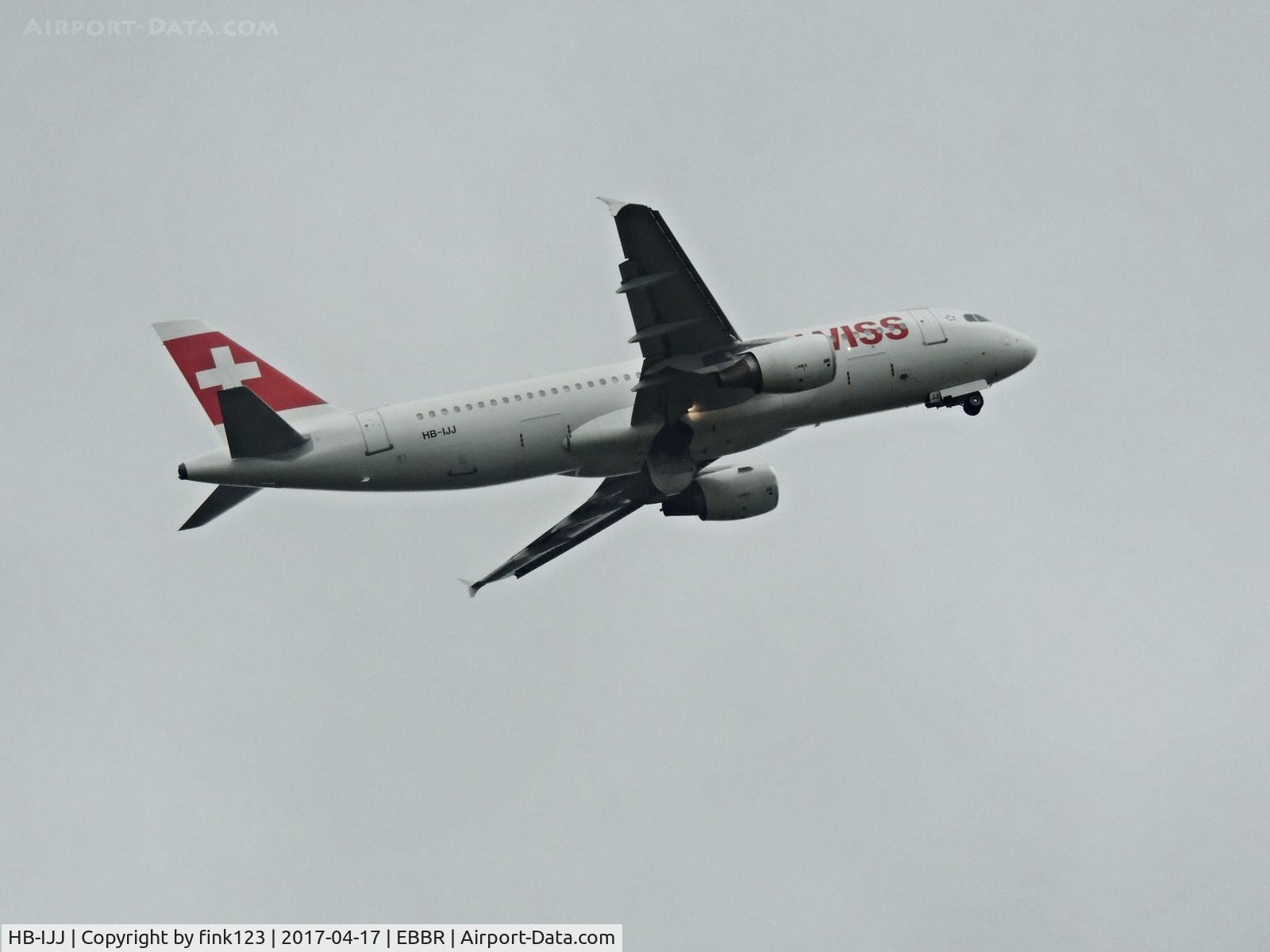 HB-IJJ, 1996 Airbus A320-214 C/N 585, swiss after departure
