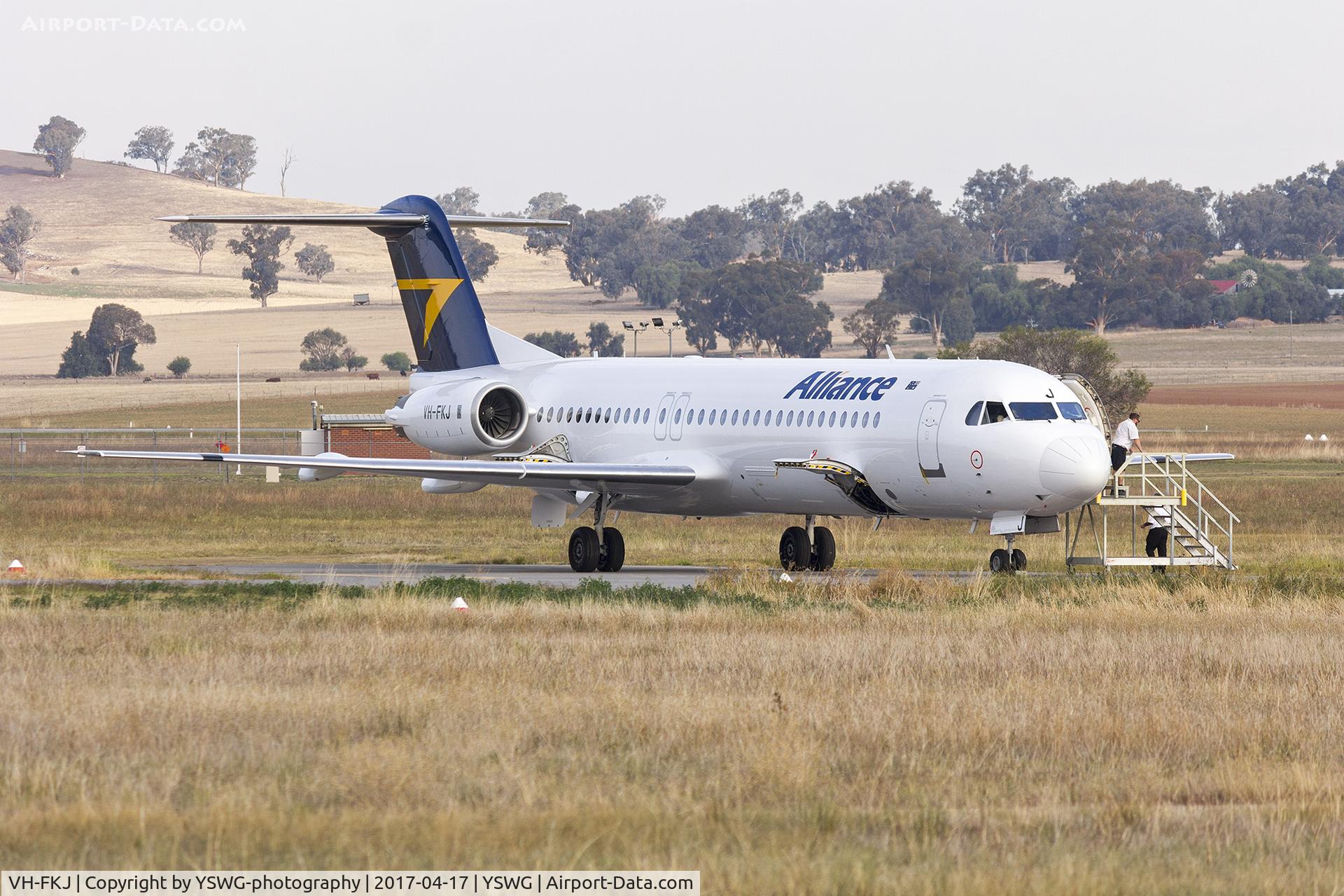 VH-FKJ, 1991 Fokker 100 (F-28-0100) C/N 11372, Alliance Airlines (VH-FKJ) Fokker 100 at Wagga Wagga Airport