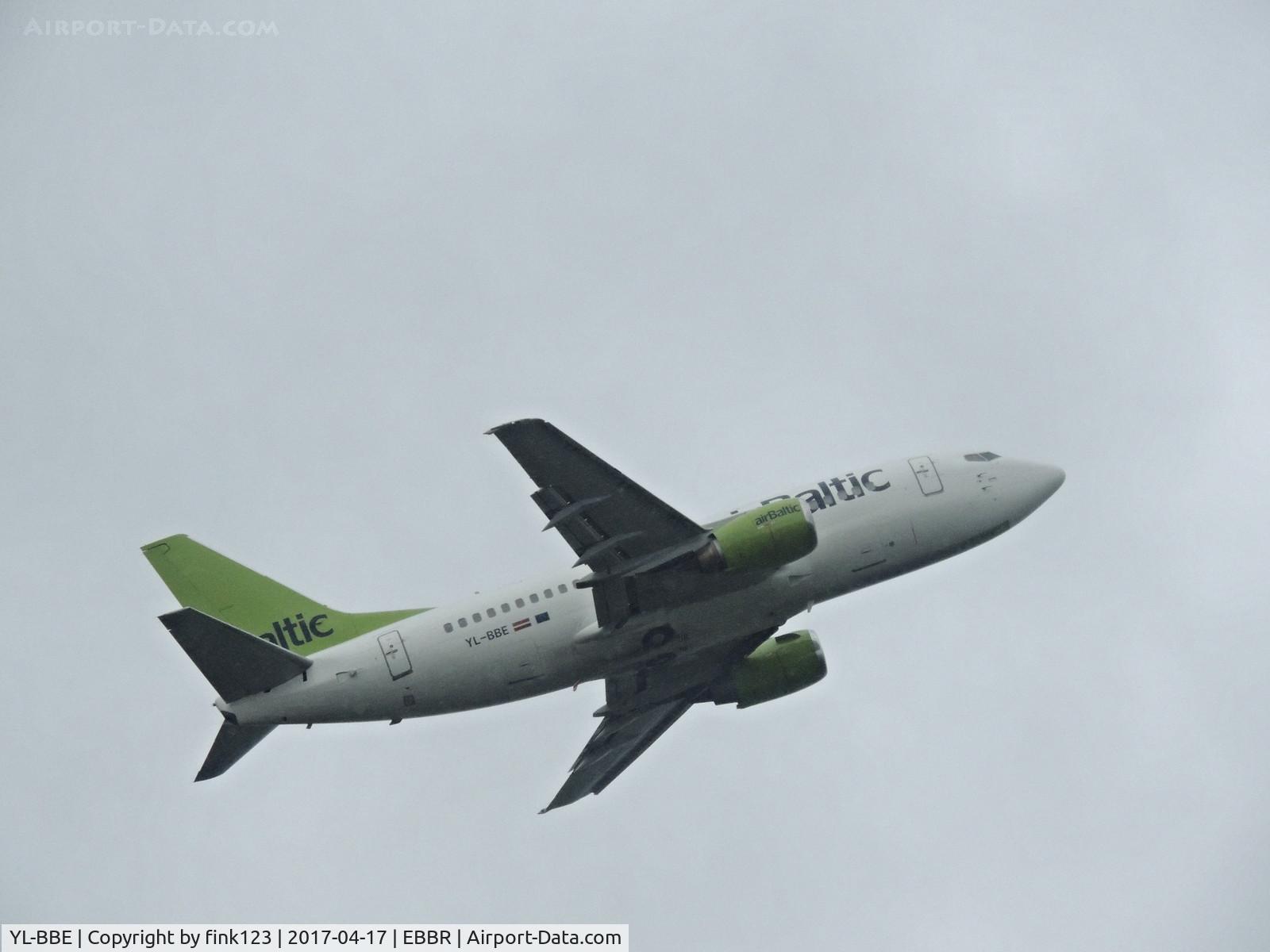 YL-BBE, 1998 Boeing 737-53S C/N 29073, AIR BALTIC departing in the rain
