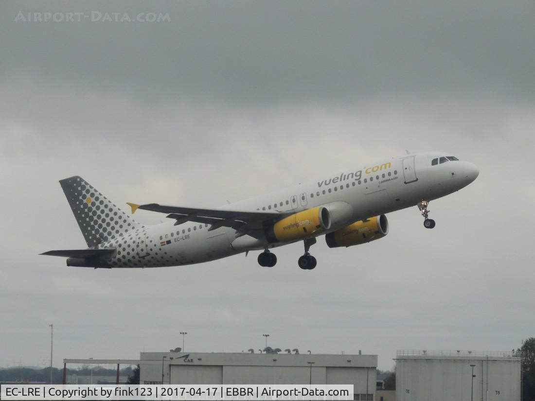 EC-LRE, 2002 Airbus A320-232 C/N 1914, vueiling in the air