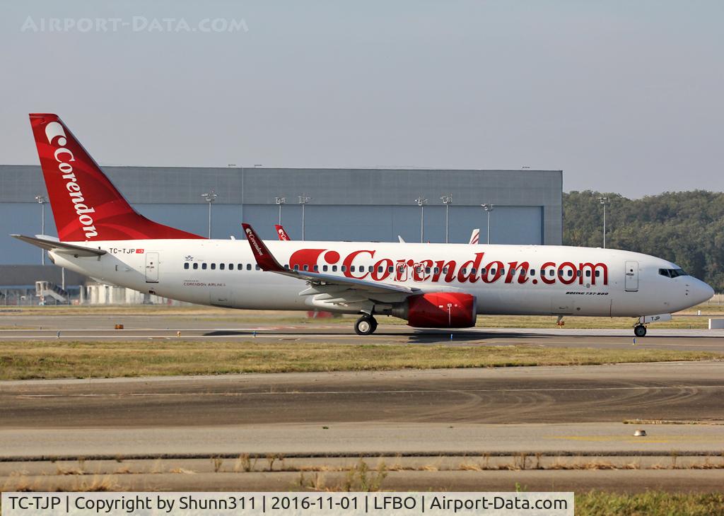 TC-TJP, 2005 Boeing 737-8BK C/N 33022, Lining up rwy 14L for departure...