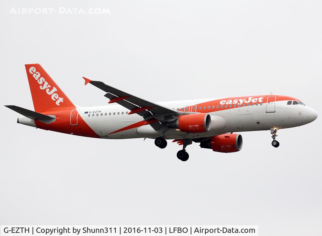 G-EZTH, 2009 Airbus A320-214 C/N 3953, Landing rwy 14R in new c/s