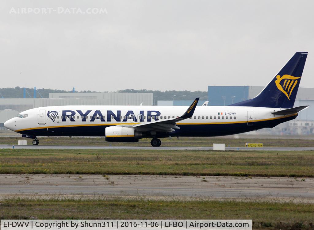 EI-DWV, 2008 Boeing 737-8AS C/N 33627, Lining up rwy 32R from N2 for departure...