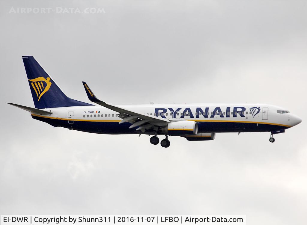 EI-DWR, 2007 Boeing 737-8AS C/N 36081, Landing rwy 32L