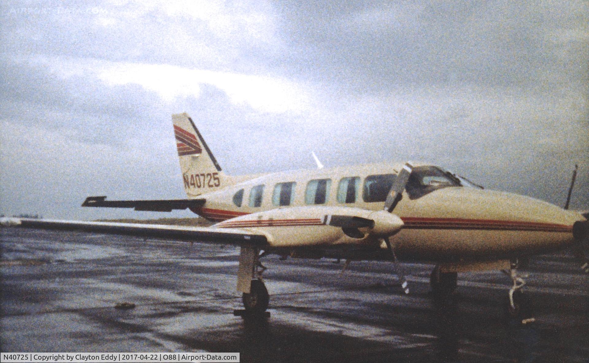 N40725, Piper PA-31-350 Chieftain C/N 318152025, Old Rio Vista Airport California 1982