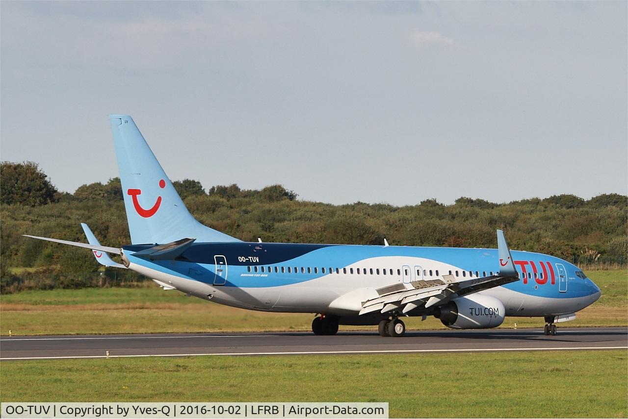 OO-TUV, 2011 Boeing 737-86J C/N 36883, Boeing 737-86J, Taxiing to boarding ramp, Brest-Bretagne Airport (LFRB-BES)
