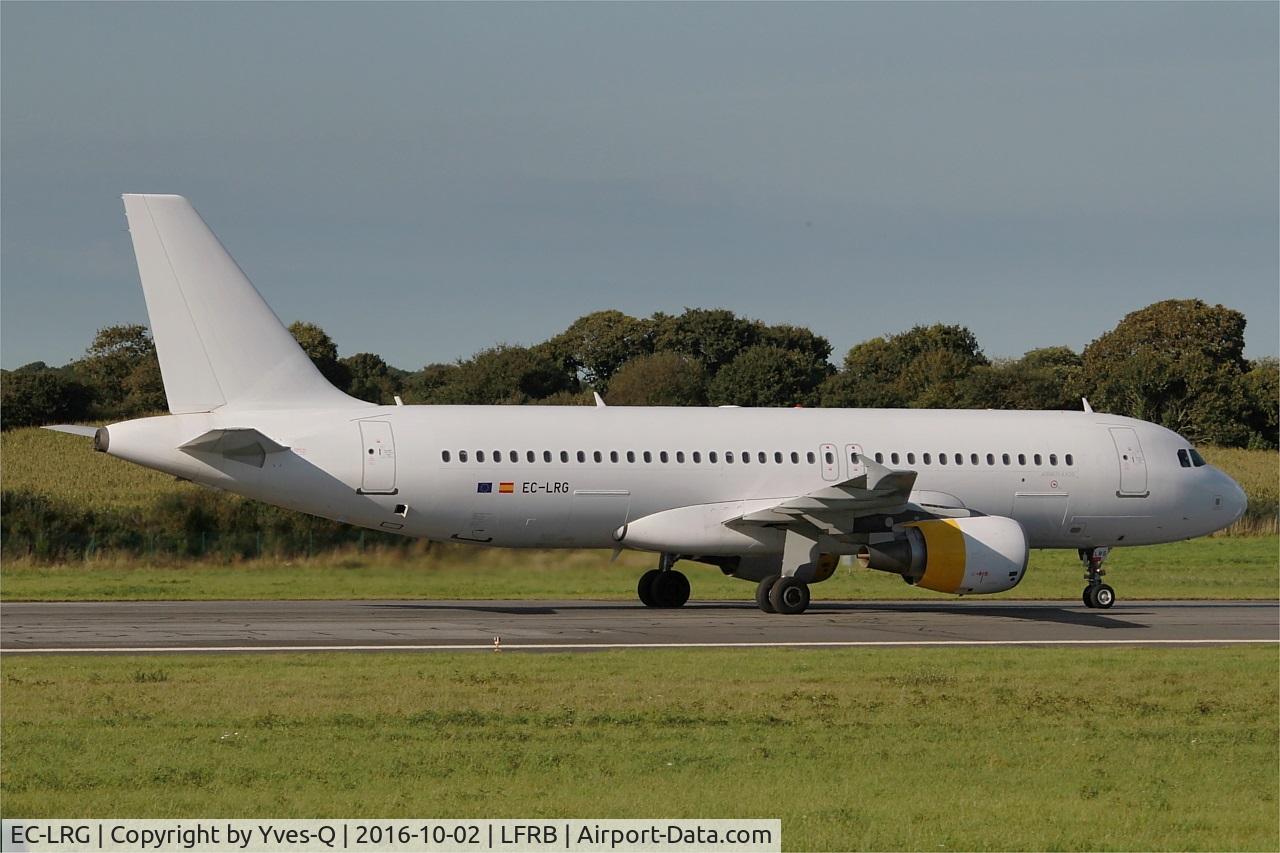 EC-LRG, 2001 Airbus A320-214 C/N 1516, Airbus A320-214, Taxiing to boarding ramp, Brest-Bretagne airport (LFRB-BES)