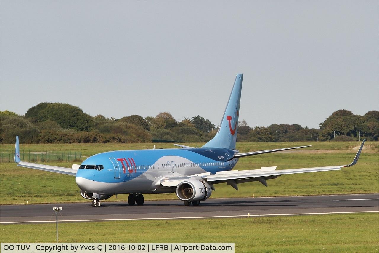 OO-TUV, 2011 Boeing 737-86J C/N 36883, Boeing 737-86J, Reverse thrust and flaps extended landing rwy 25L, Brest-Bretagne Airport (LFRB-BES)