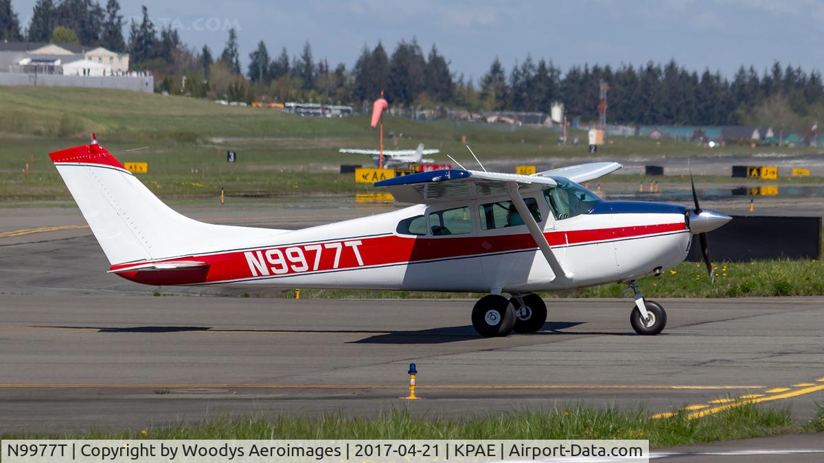 N9977T, 1960 Cessna 182D Skylane C/N 18253077, Taxing at PAE
