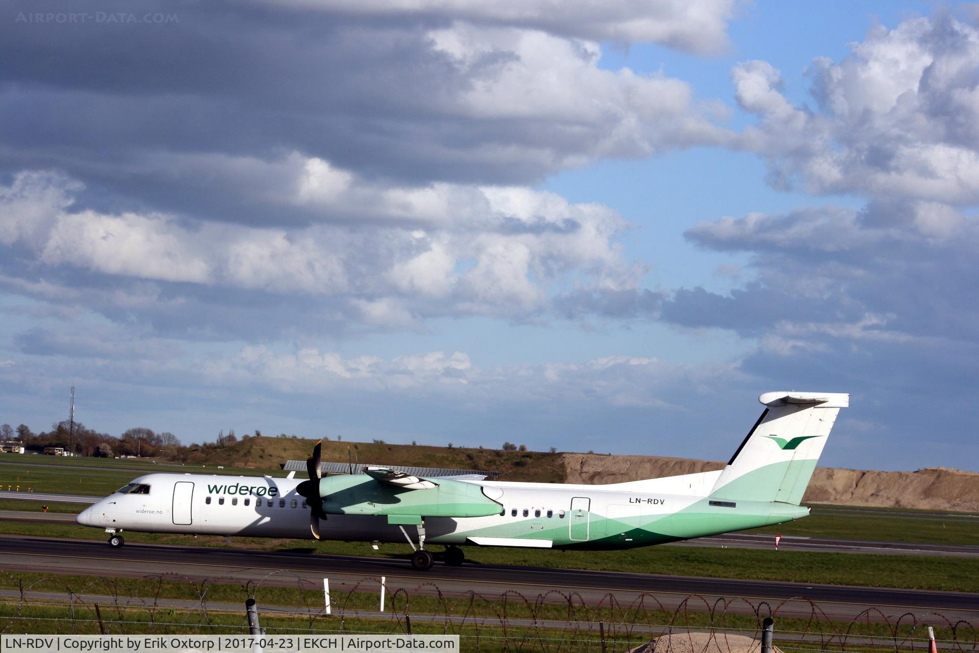 LN-RDV, 2001 De Havilland Canada DHC-8-402Q Dash 8 C/N 4062, LN-RDV just landed rw 04L