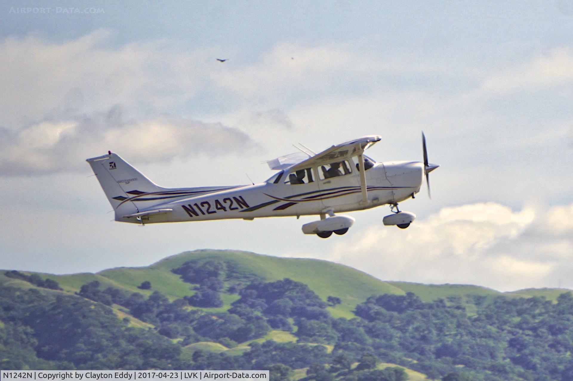 N1242N, 2006 Cessna 172S C/N 172S10309, Livermore Airport California 2017.
