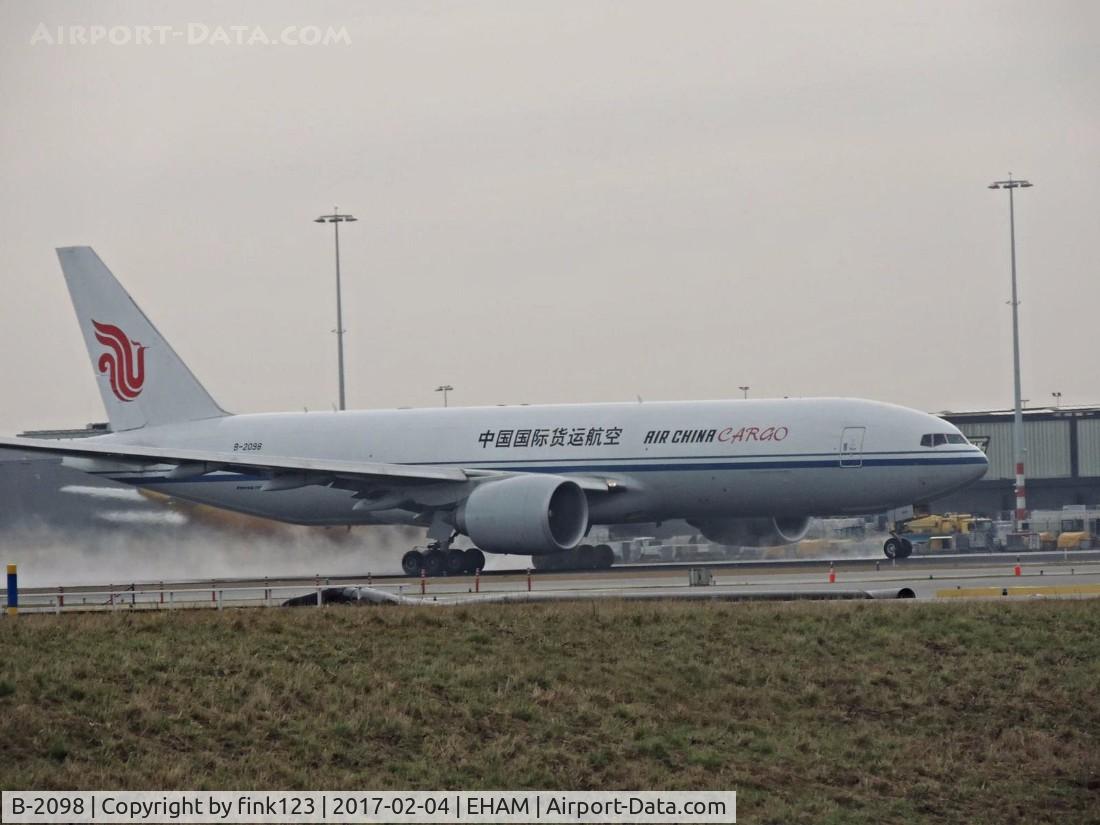 B-2098, 2014 Boeing 777-FFT C/N 44681, AIR CHINA cargo plane taking of