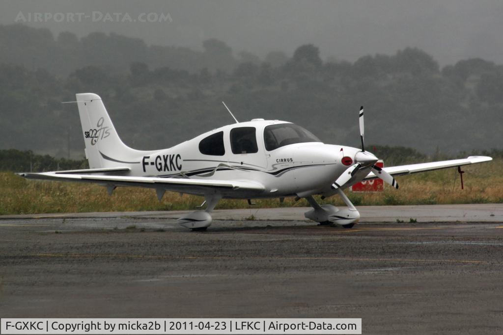 F-GXKC, 2005 Cirrus SR-22 G3 GTS C/N 1318, Parked