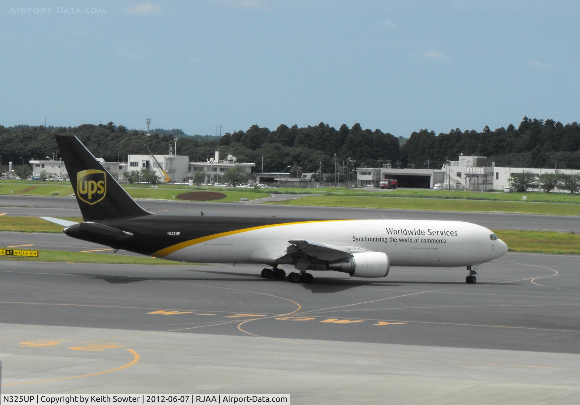 N325UP, 1998 Boeing 767-34AF C/N 27751, Taxying for Departure