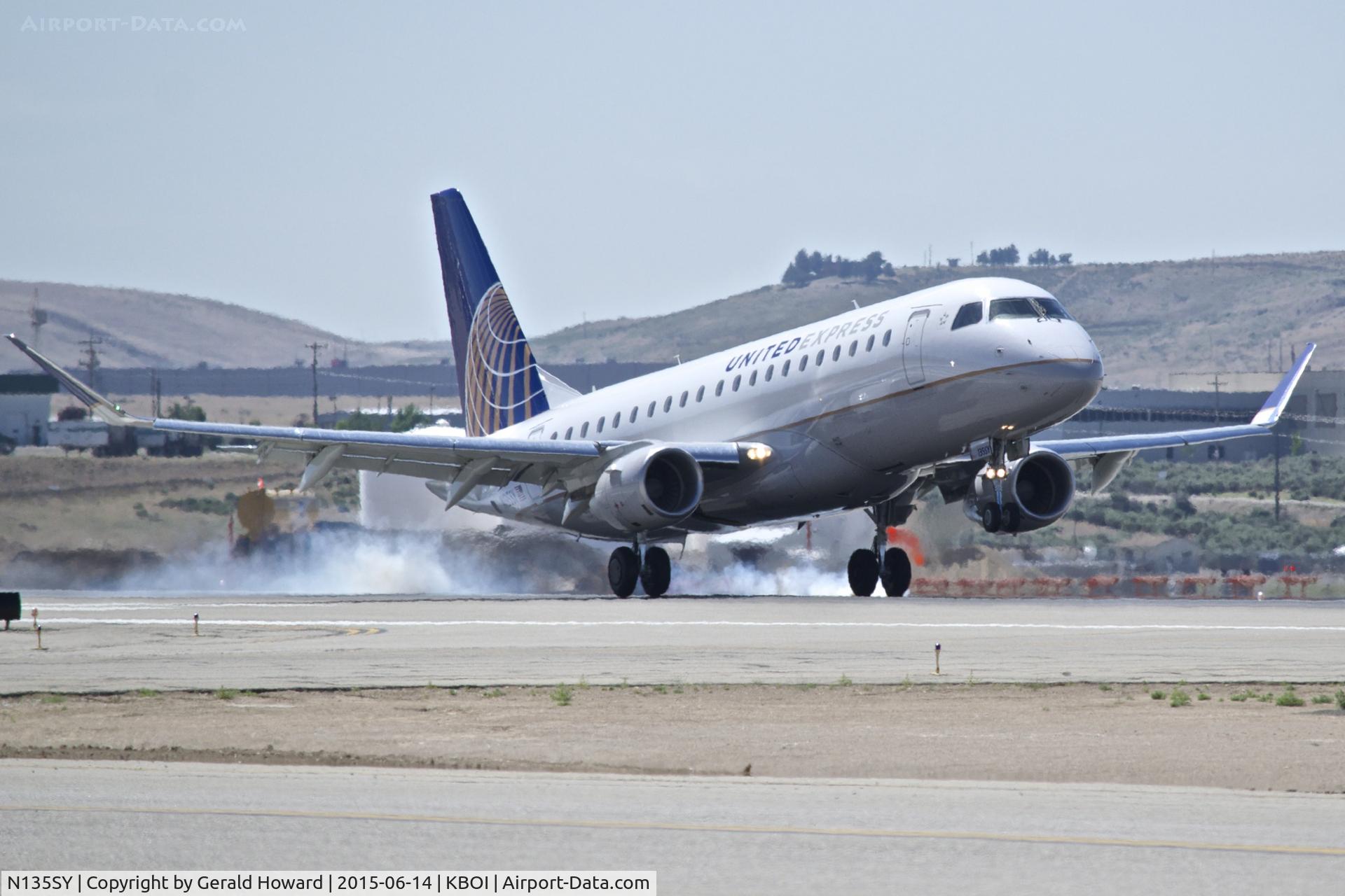 N135SY, 2015 Embraer 175LR (ERJ-170-200LR) C/N 17000460, Landing RWY 28R.