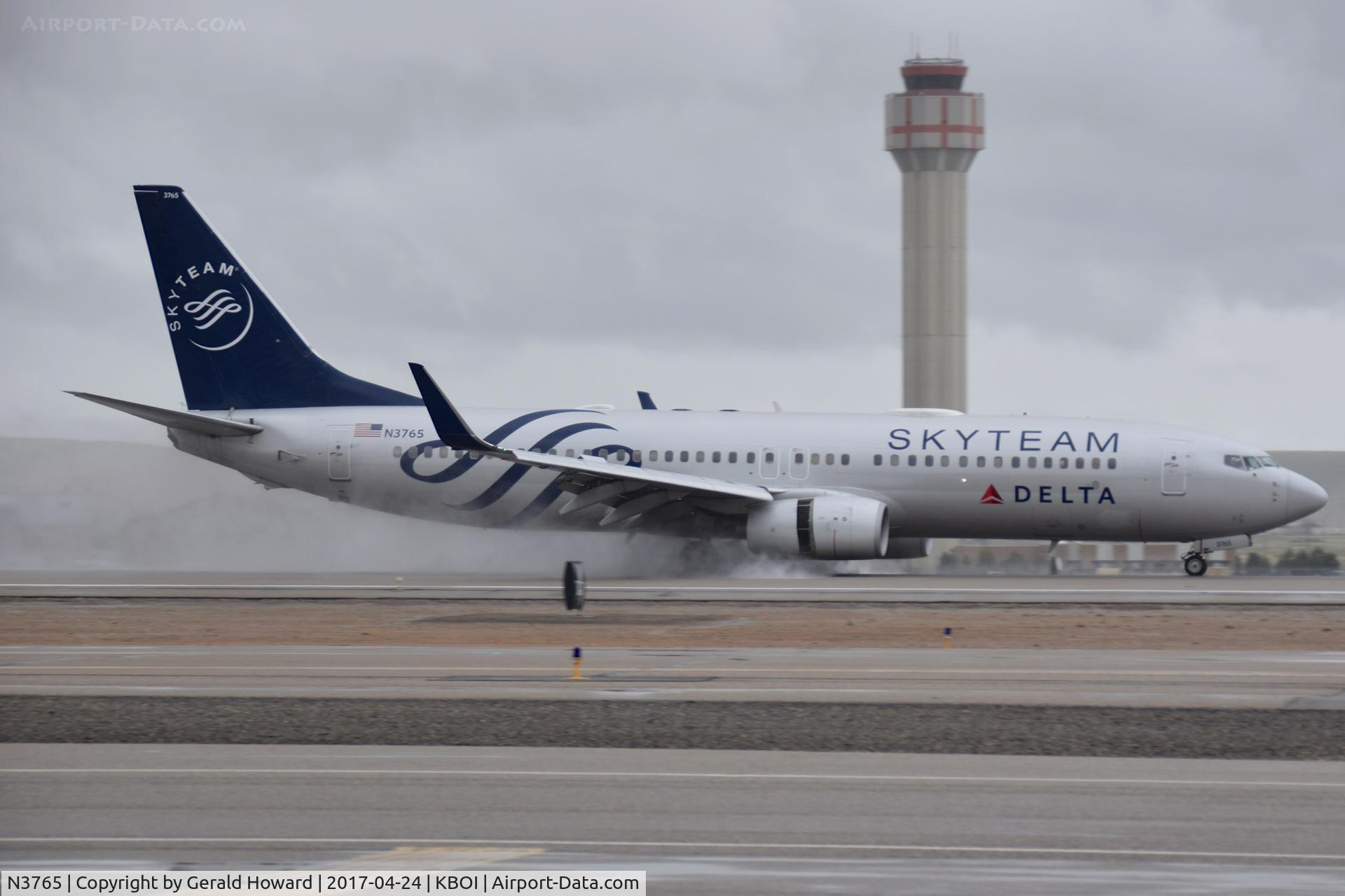 N3765, 2001 Boeing 737-832 C/N 30819, Landing RWY 28R.
