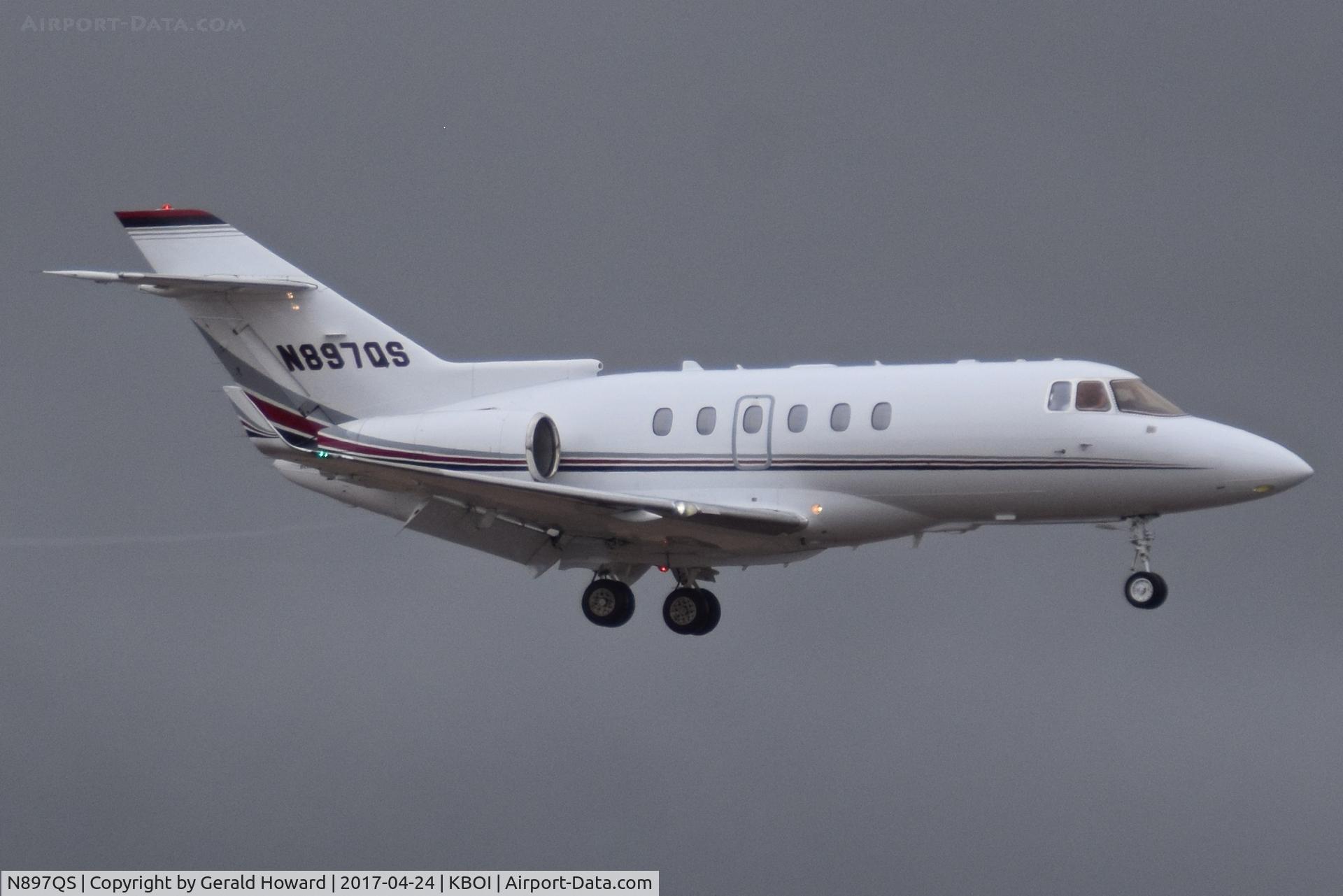 N897QS, 2007 Hawker Beechcraft 900XP C/N HA-0014, Landing RWY 28R.