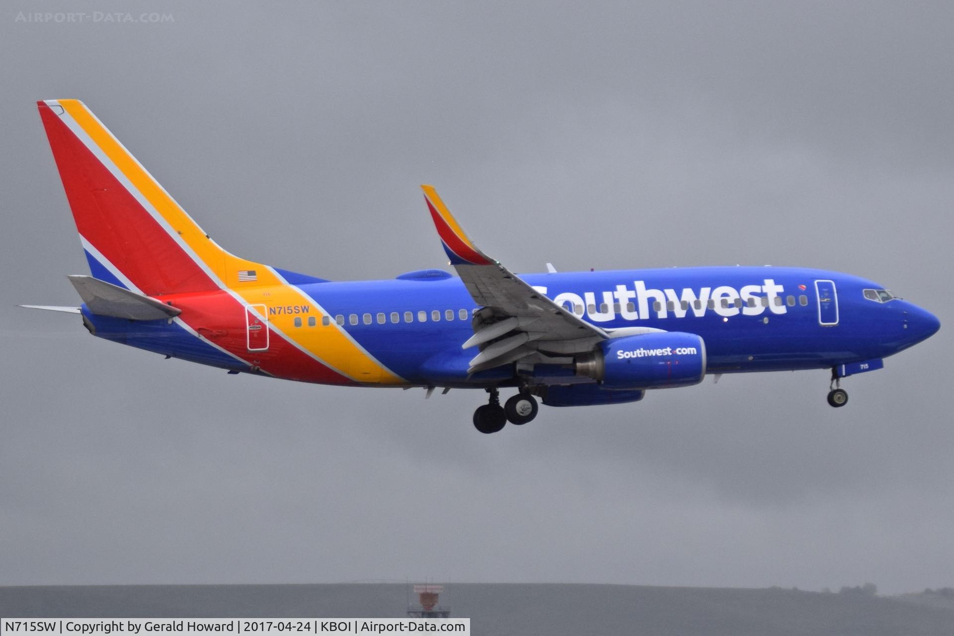 N715SW, 1998 Boeing 737-7H4 C/N 27849, Landing on RWY 28R. Sporting the SW colors.