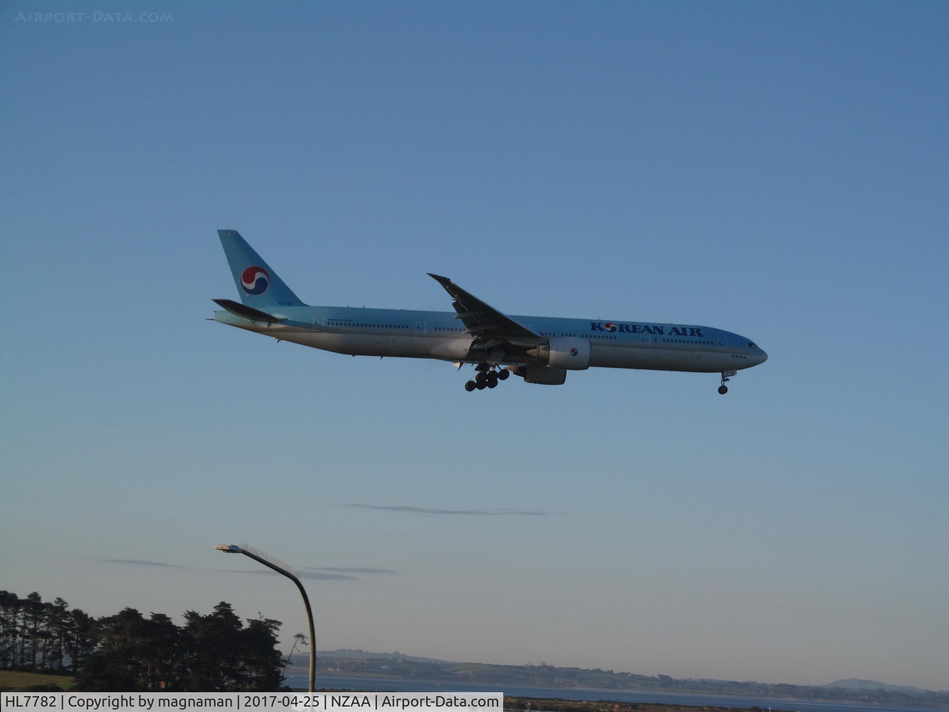 HL7782, 2009 Boeing 777-3B5/ER C/N 37643, early morning arrival