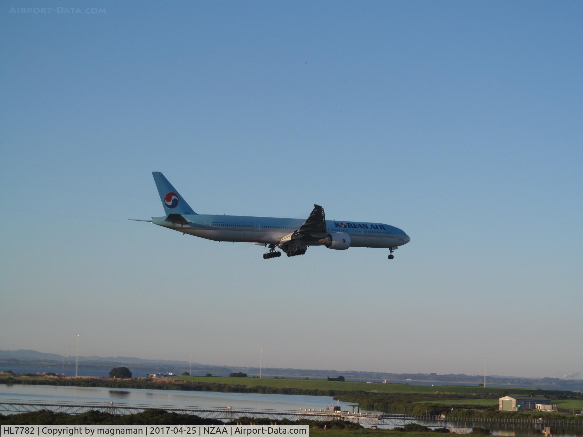 HL7782, 2009 Boeing 777-3B5/ER C/N 37643, over threshold to runway