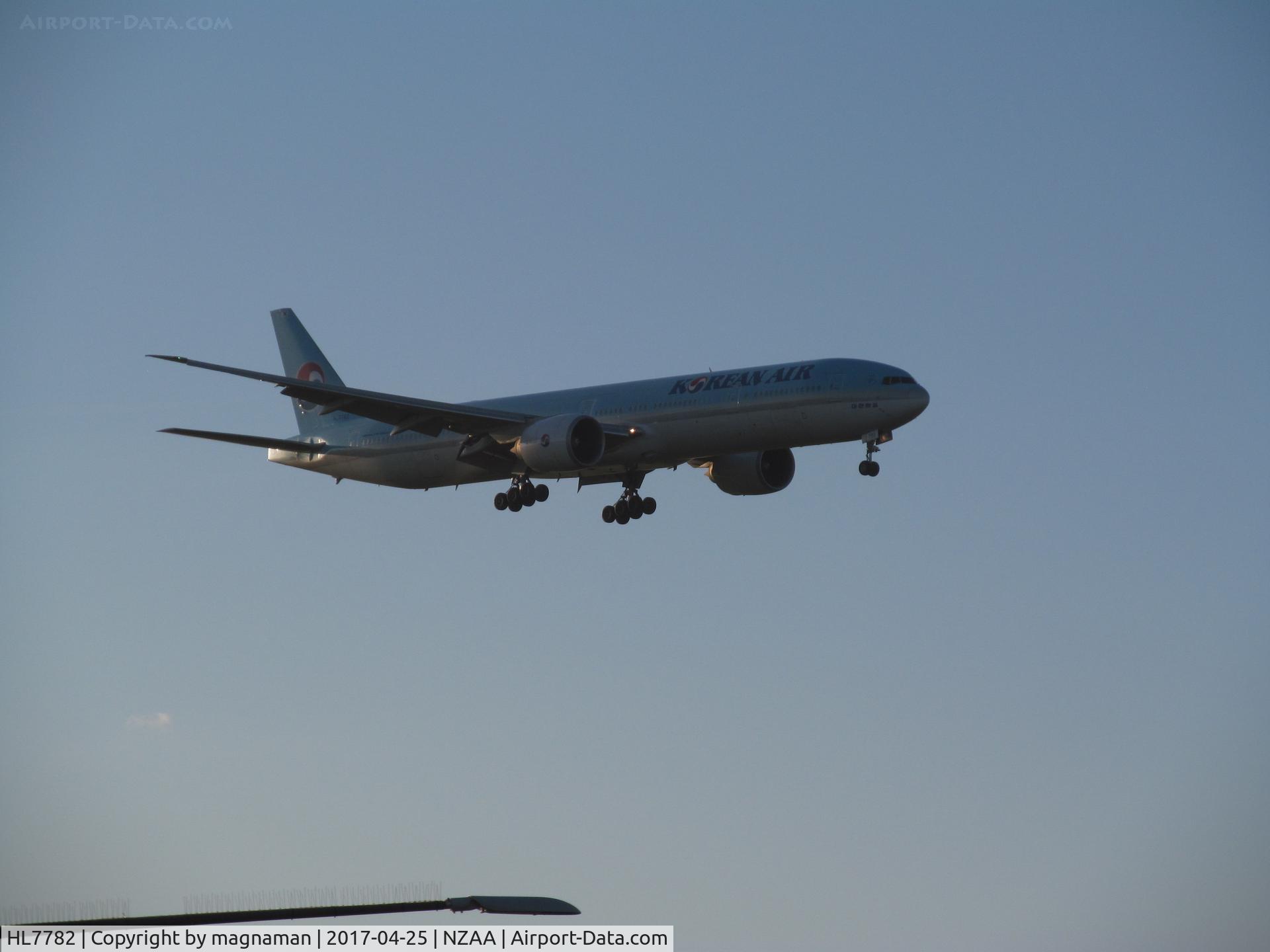 HL7782, 2009 Boeing 777-3B5/ER C/N 37643, lamppost skimming at AKL