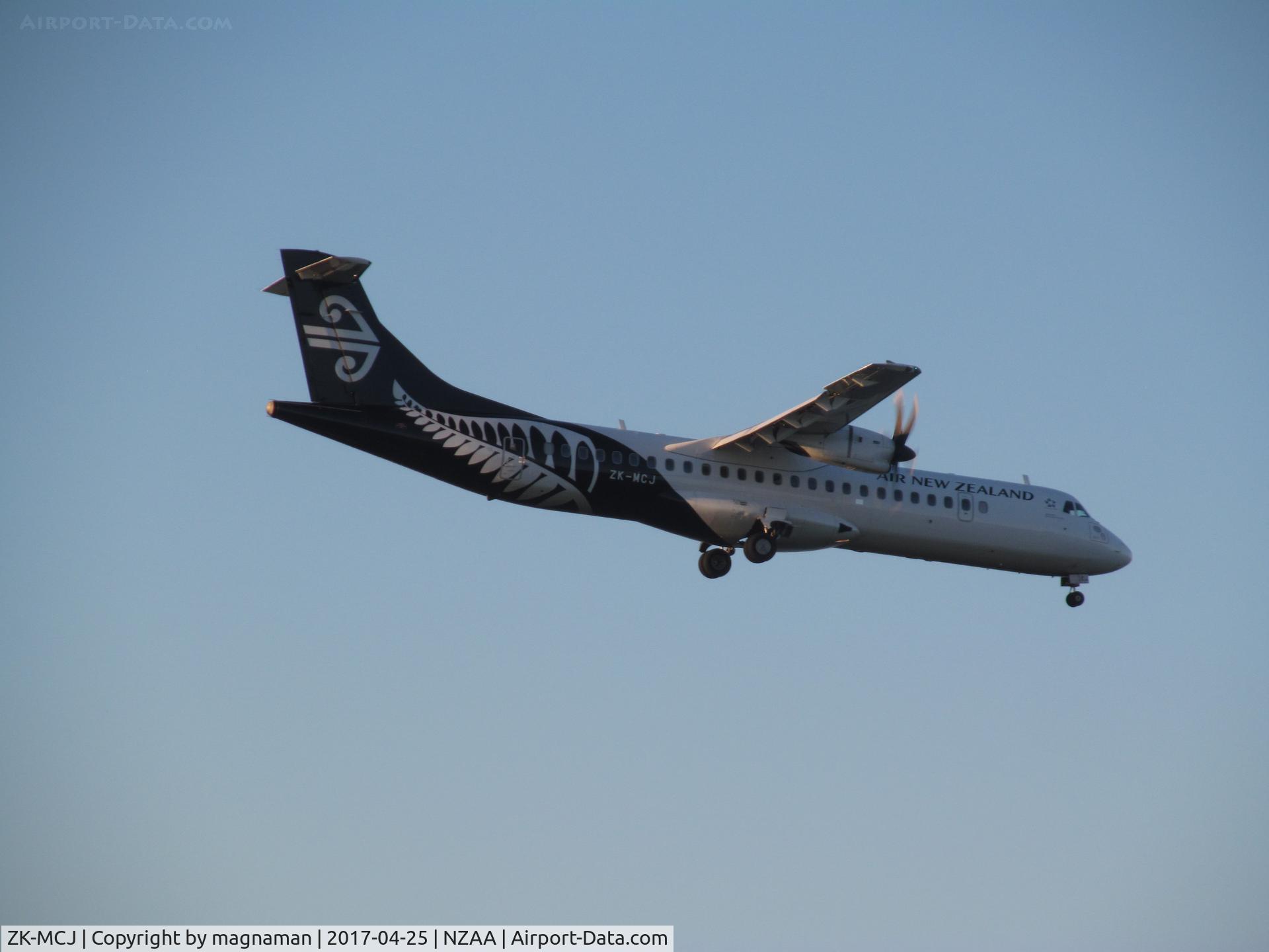 ZK-MCJ, 1999 ATR 72-212A C/N 624, on finals