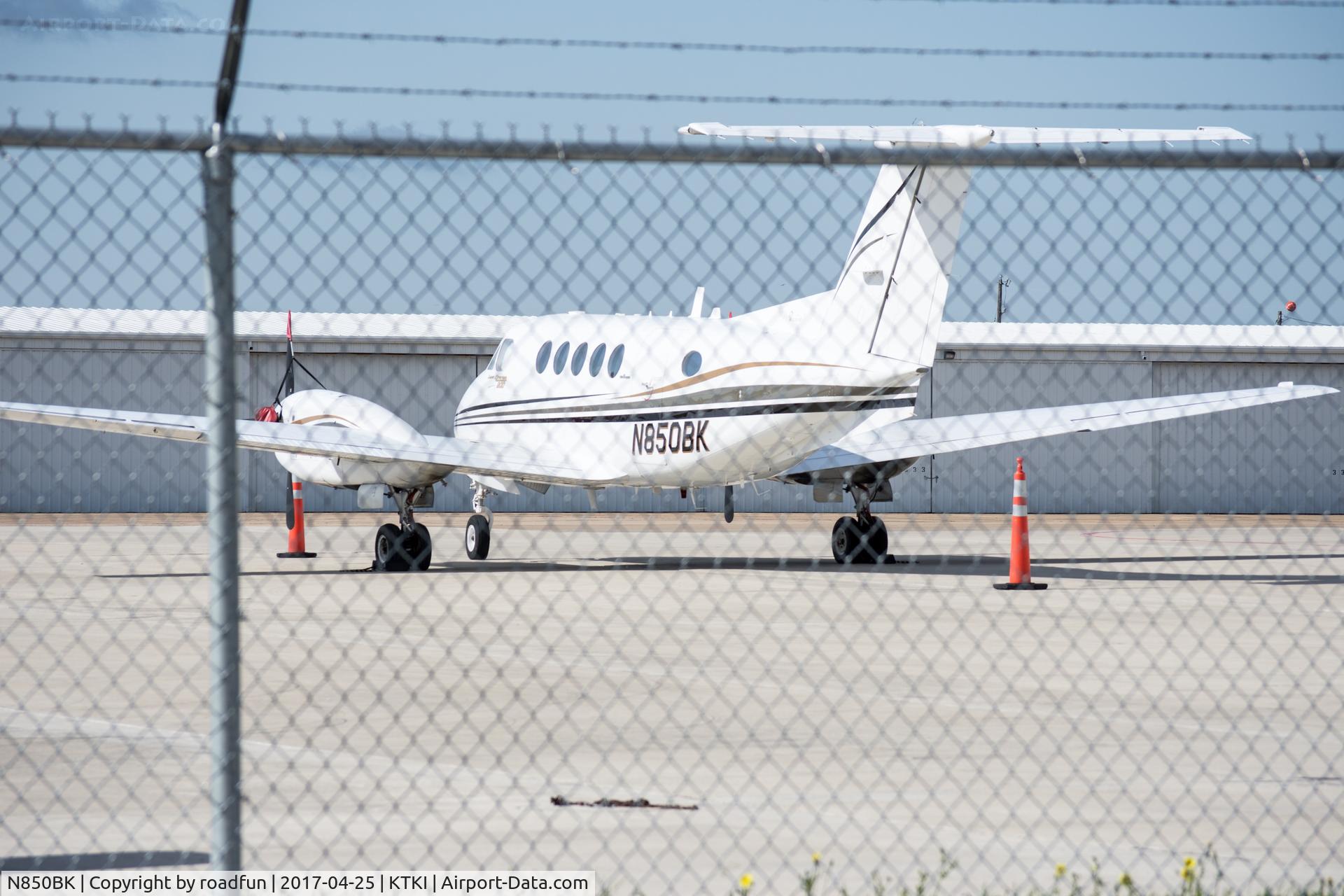 N850BK, 1981 Beech 200 C/N BB-896, N850BK parked at McKinney, TX KTKI