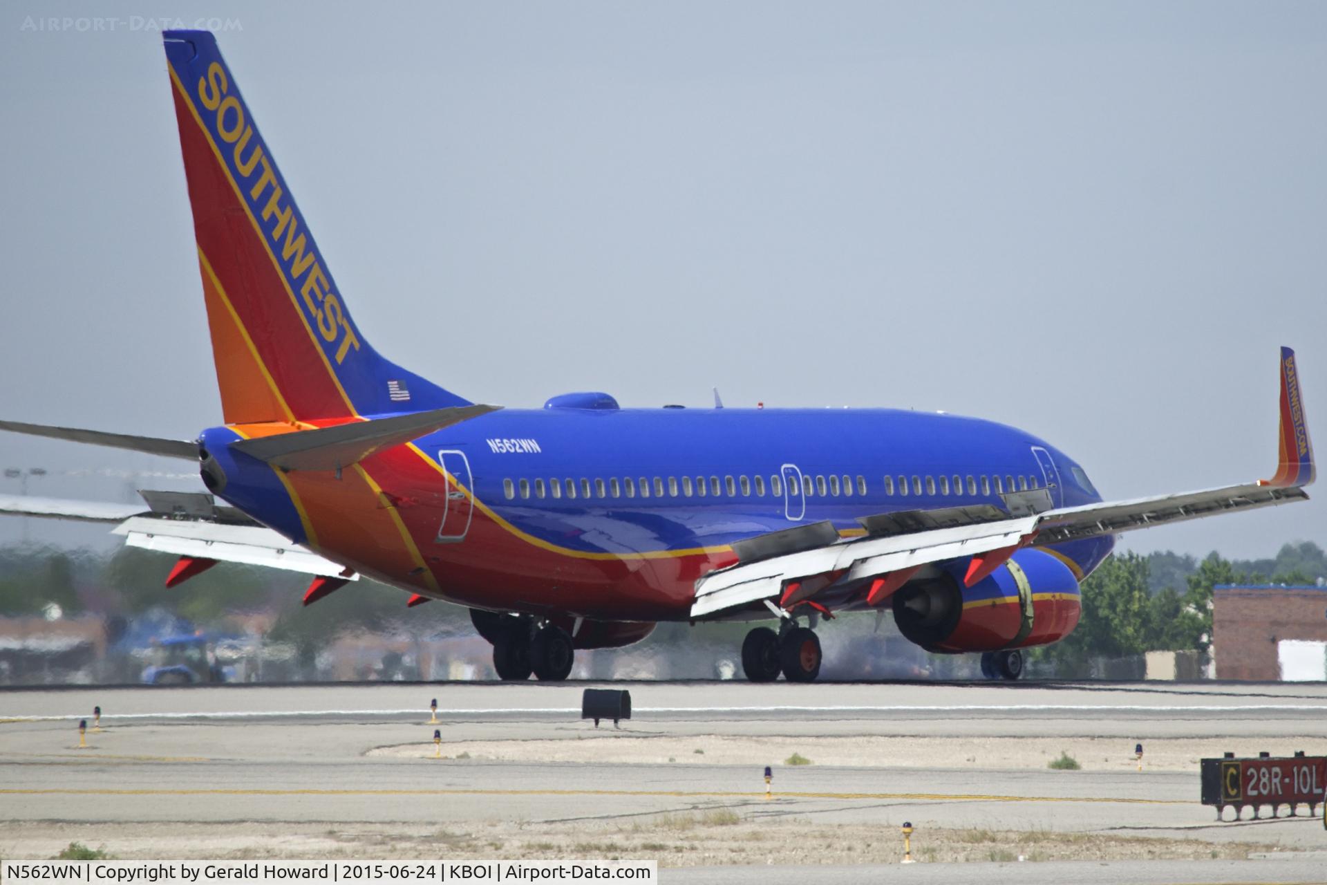 N562WN, 2000 Boeing 737-790 C/N 30778, Landing roll out on RWY 28R.