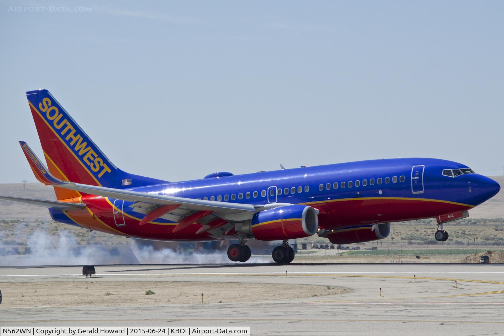 N562WN, 2000 Boeing 737-790 C/N 30778, Landing RWY 28R.