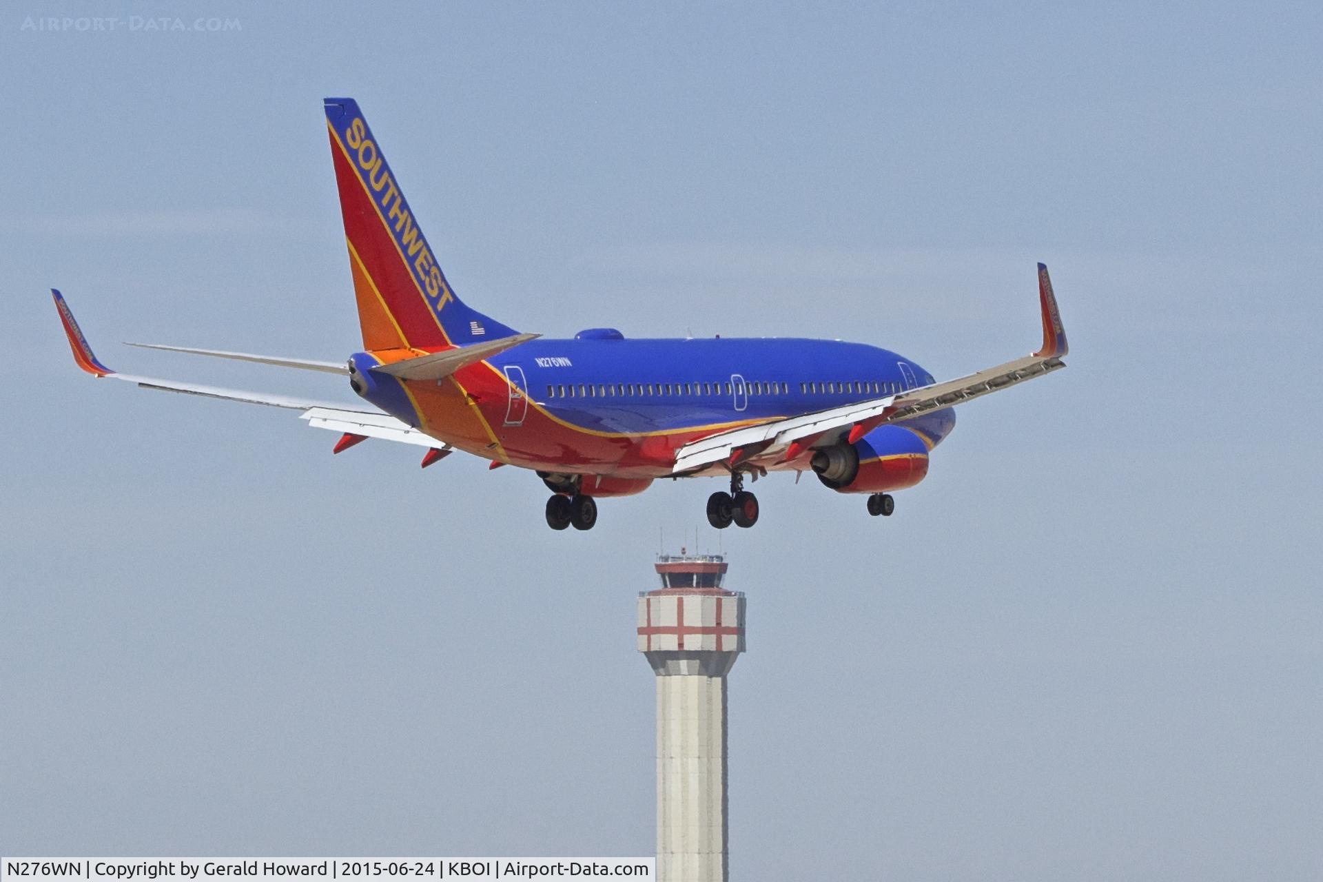 N276WN, 2007 Boeing 737-7H4 C/N 32530, Over the numbers for RWY 28R.
