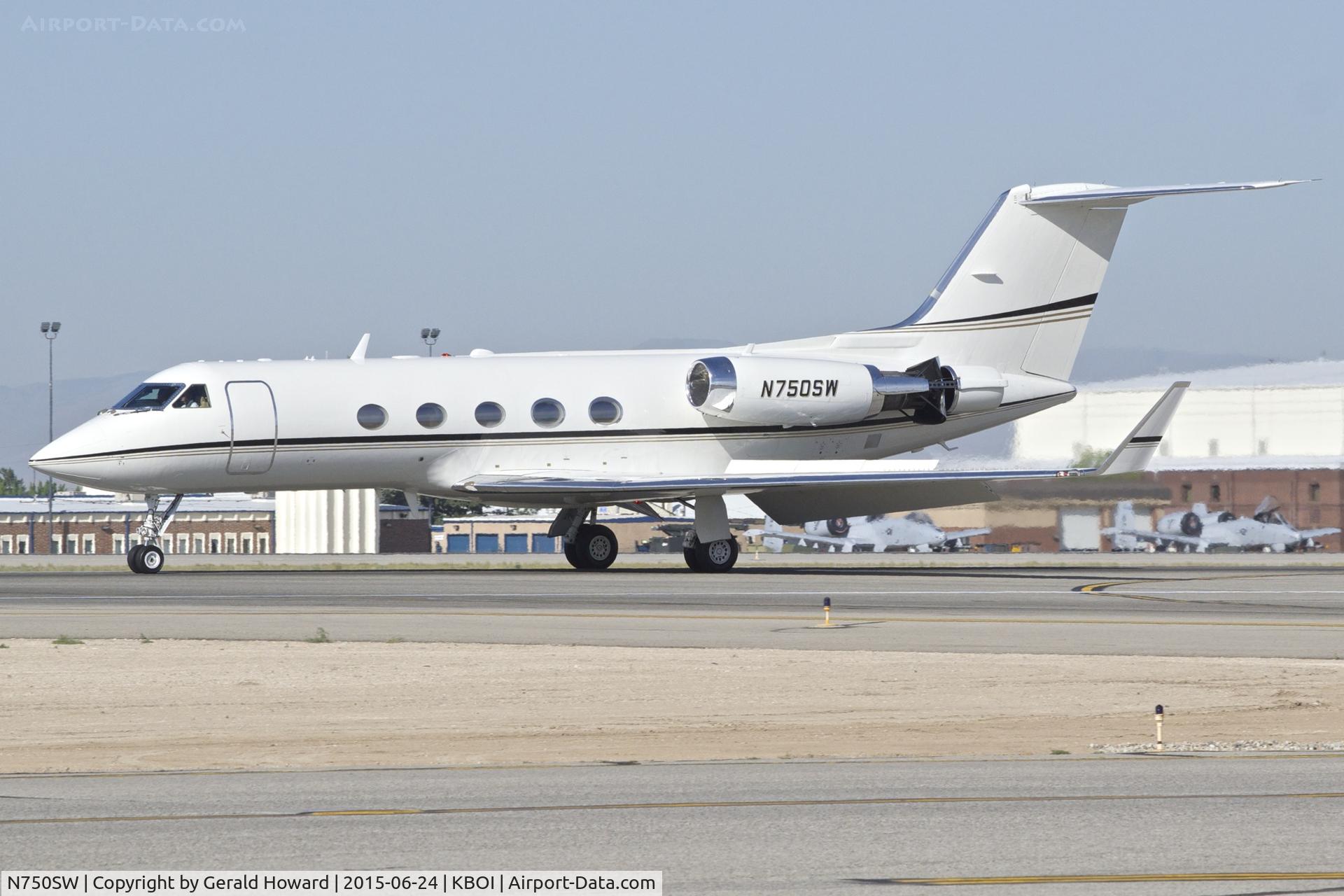 N750SW, 1981 Gulfstream American G-1159A Gulfstream III C/N 338, Landing RWY 10L.