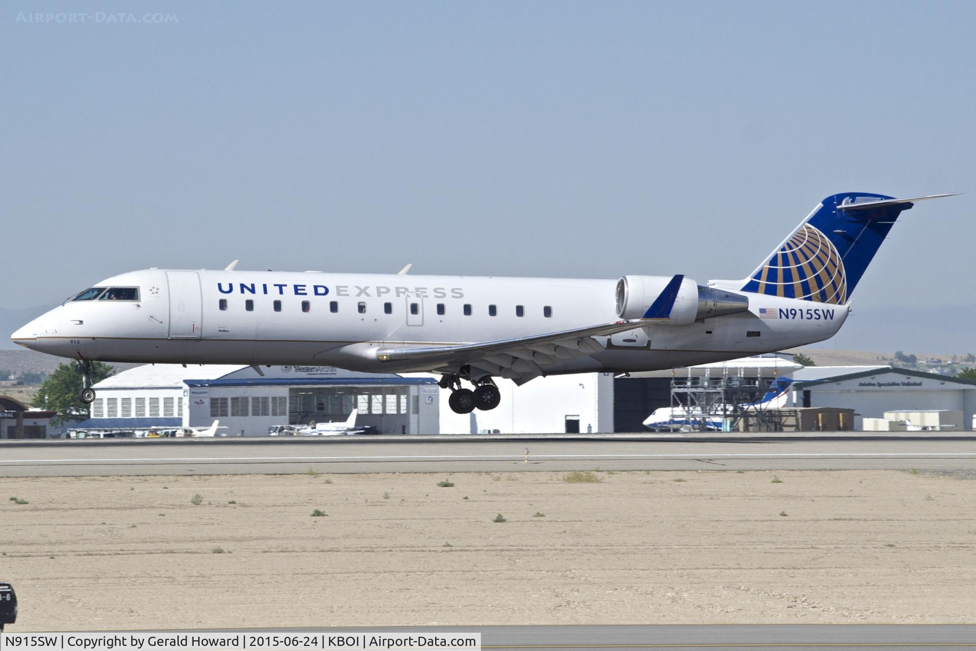 N915SW, 2002 Bombardier CRJ-200LR (CL-600-2B19) C/N 7615, Landing RWY 10L.