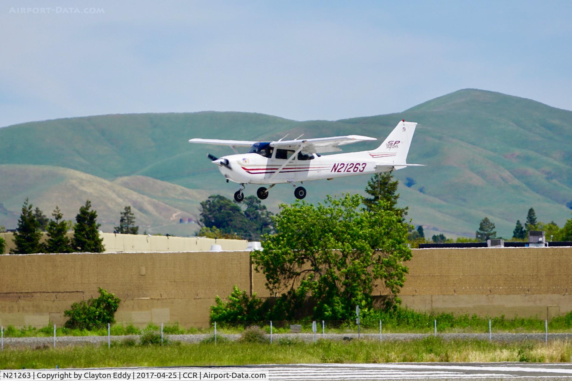 N21263, 2003 Cessna 172S C/N 172S9429, Buchanan Field Airport Concord California 2017.