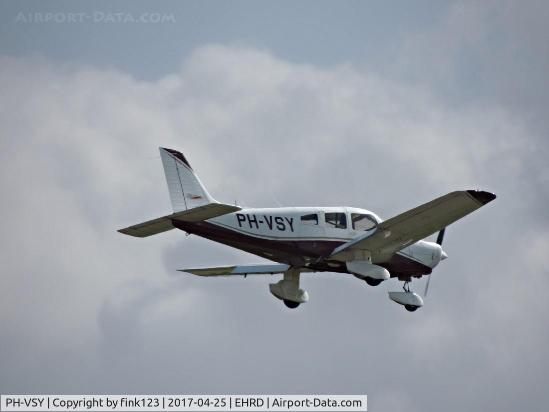 PH-VSY, 1997 Piper PA-28-161 Archer III C/N 2842018, small plane landing on runway 24