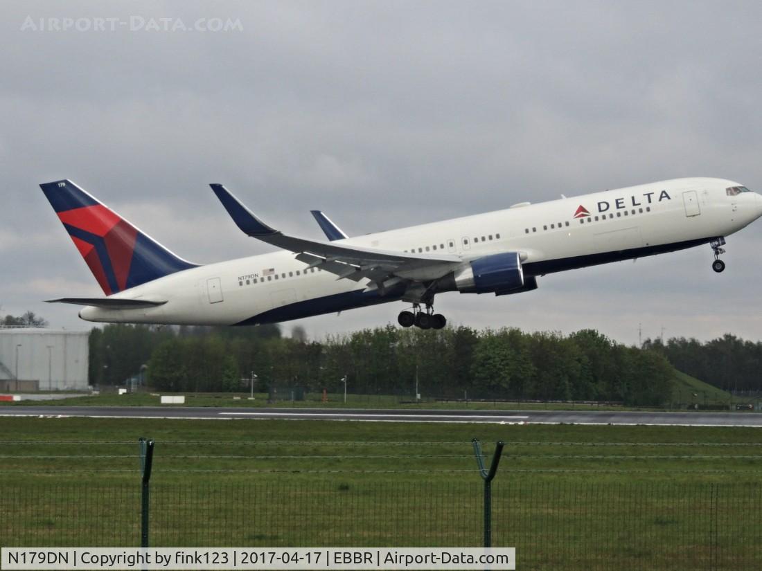 N179DN, 1991 Boeing 767-332 C/N 25144, delta taking of