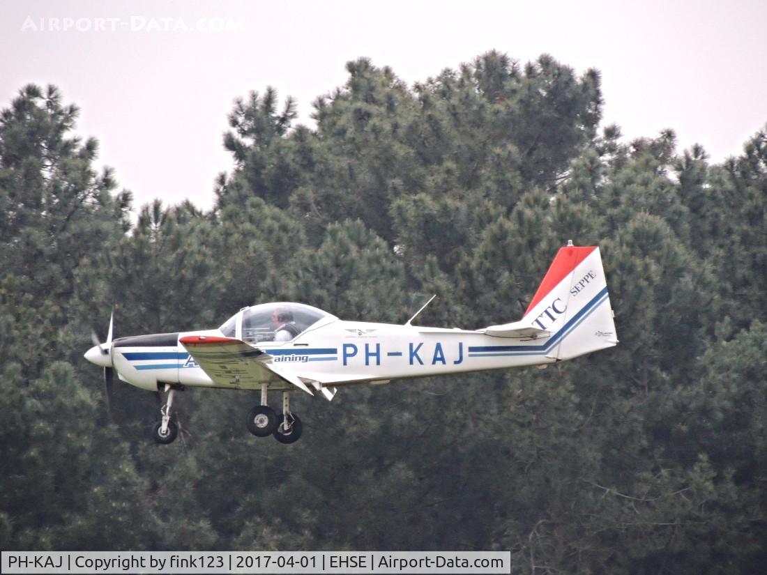 PH-KAJ, 1987 Slingsby T-67M-200 Firefly C/N 2039, landing on runway 25
