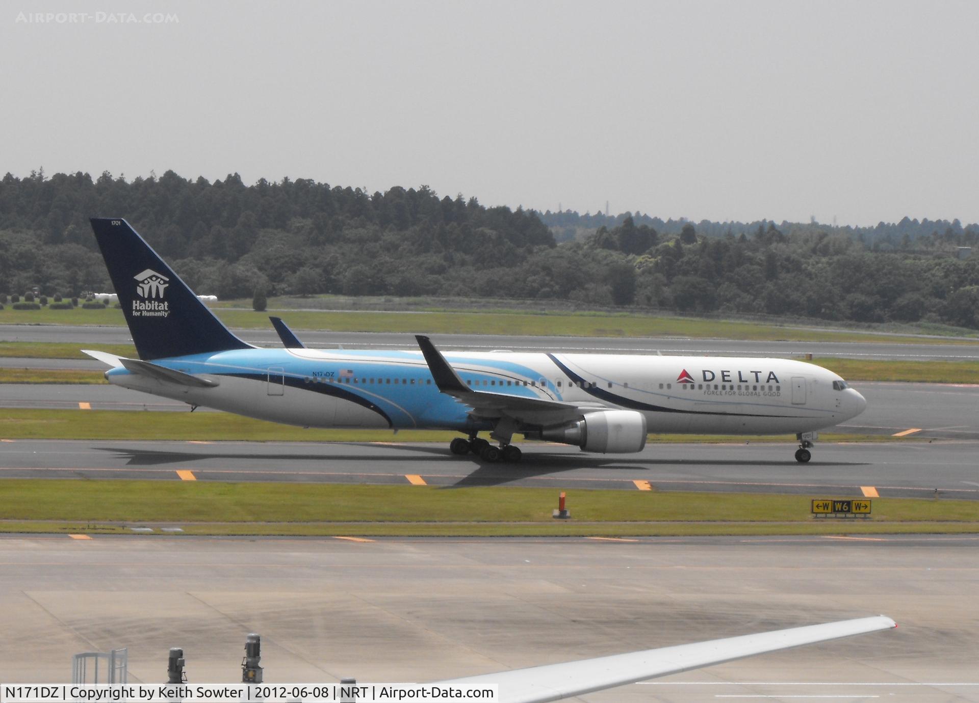 N171DZ, 1998 Boeing 767-332 C/N 29690, Taxying for departure