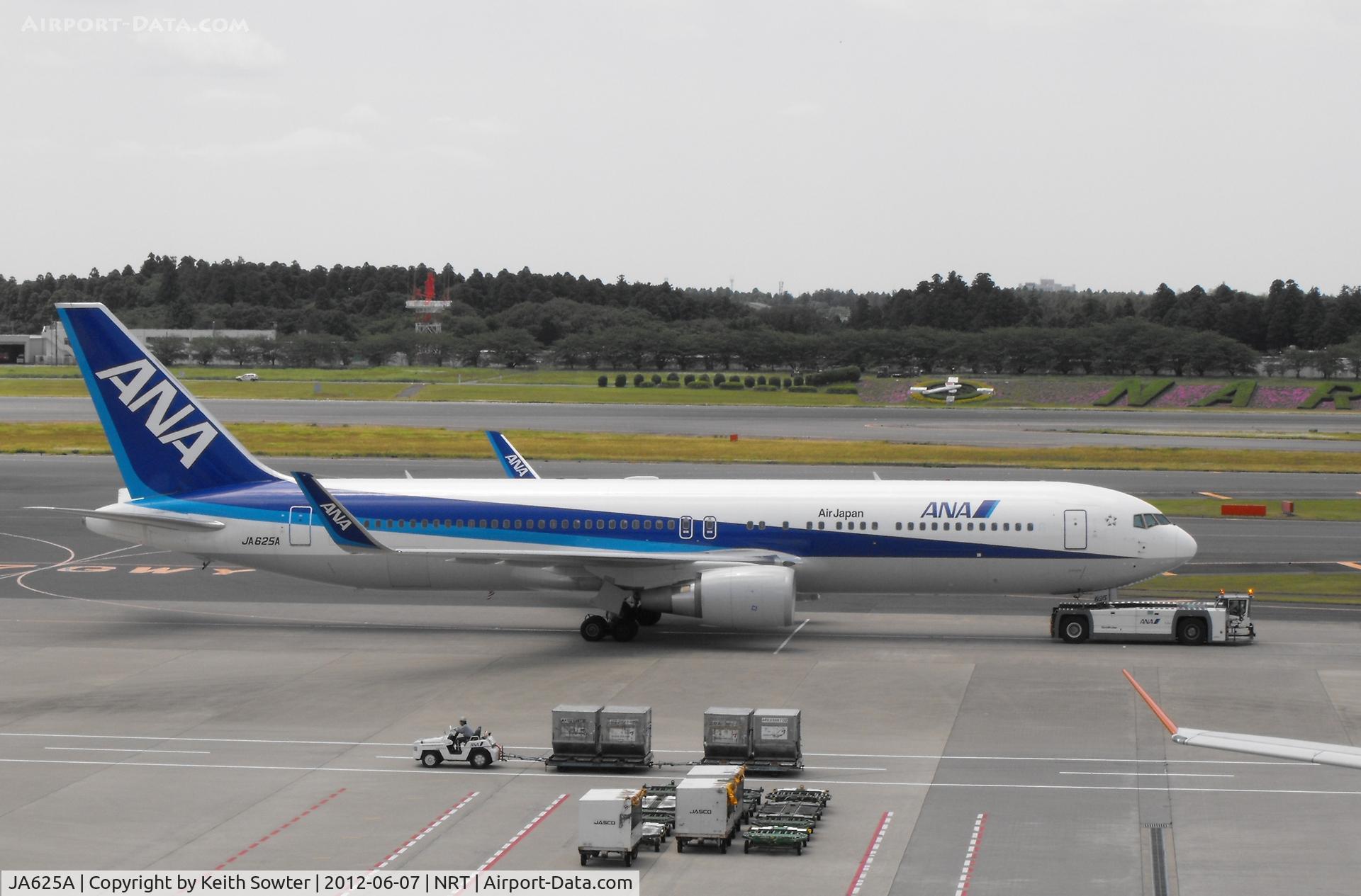 JA625A, 2011 Boeing 767-381/ER C/N 40896, Taxying for departure