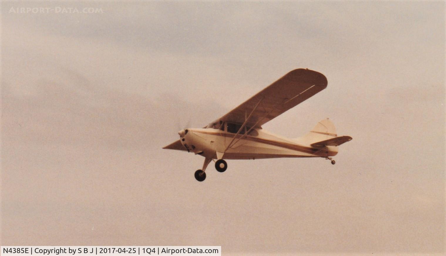 N4385E, 1948 Aeronca 11CC Super Chief C/N 11CC-201, 85E seen as it flys overhead at 1Q4.