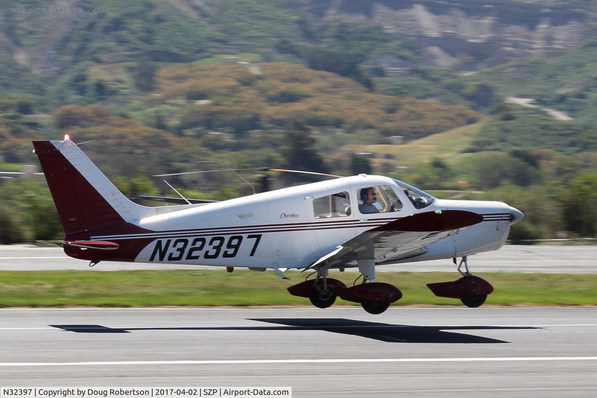 N32397, 1974 Piper PA-28-140 Cherokee C/N 28-7525062, 1974 Piper PA-28-140 CHEROKEE, Lycoming O-320-E2A 150 Hp, landing Rwy 22