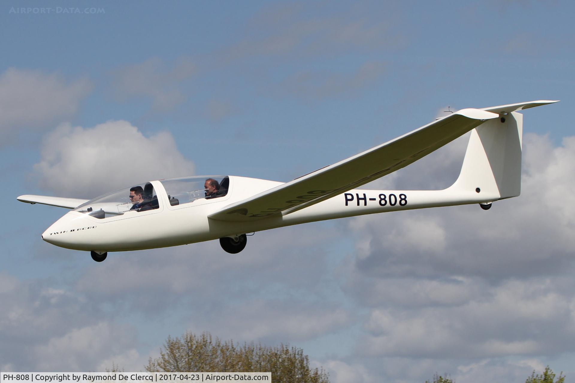 PH-808, Grob G-103A C/N 34043-K-274, Landing at Axel.