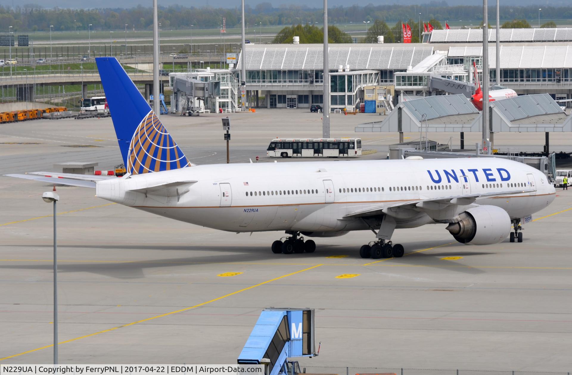N229UA, 2002 Boeing 777-222 C/N 30557, United B772 pulling into its gate.
