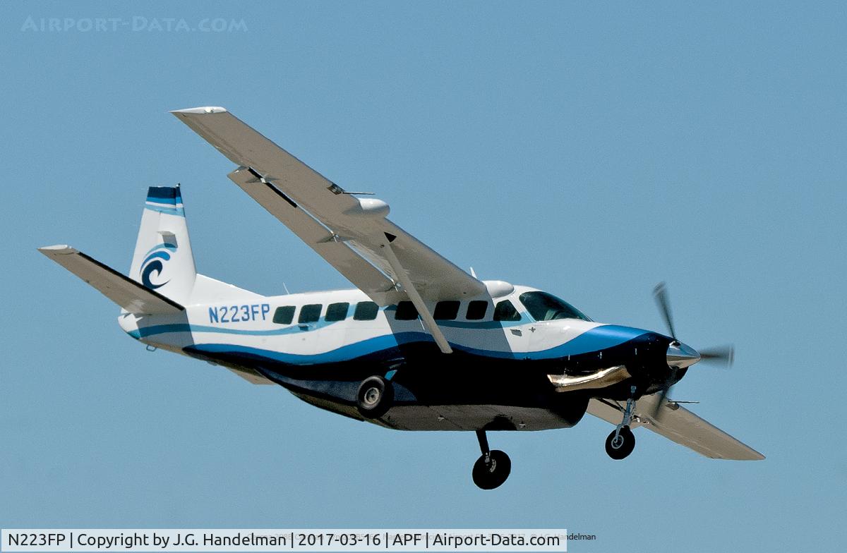N223FP, Cessna 208B  Caravan C/N 208B5161, Approach to Naples Airport.