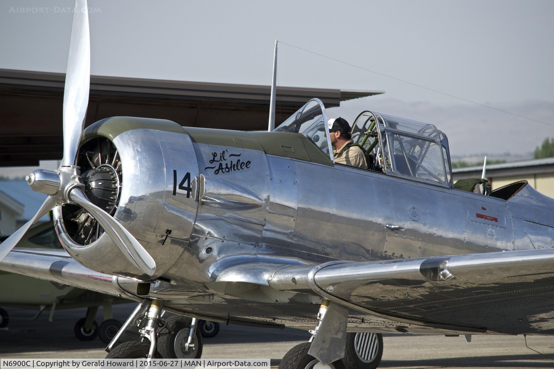 N6900C, 1944 North American SNJ-5 Texan C/N 84867, On display during the air show in Nampa, Idaho.