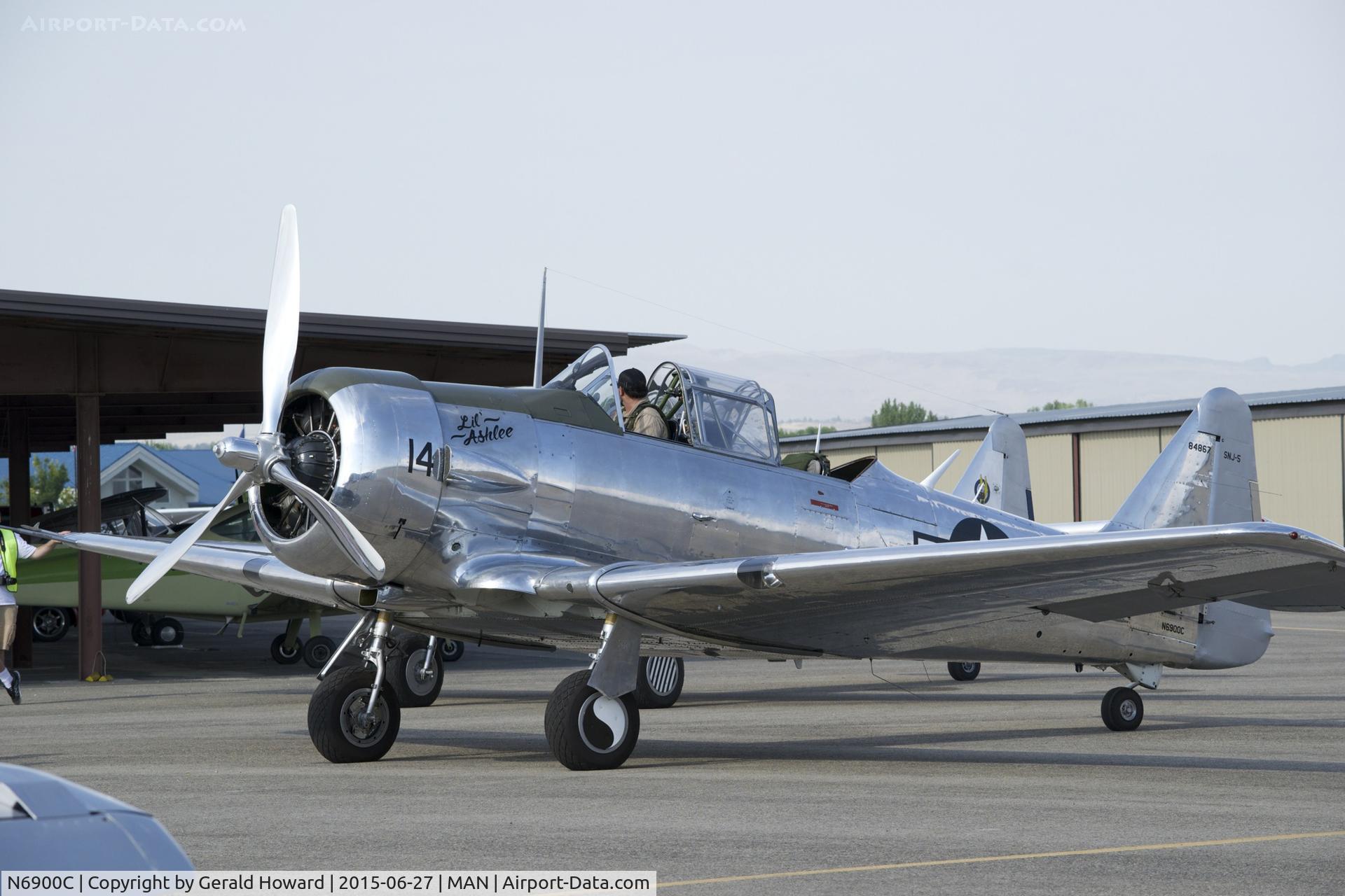 N6900C, 1944 North American SNJ-5 Texan C/N 84867, On display during the air show in Nampa, Idaho.