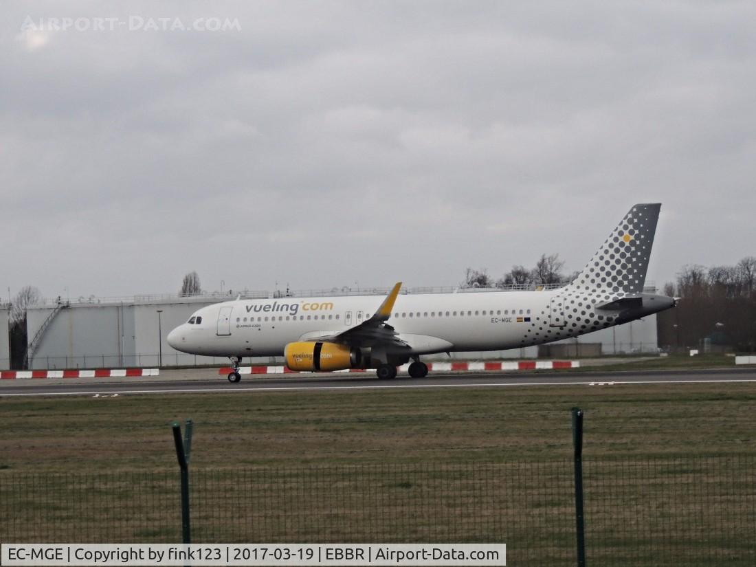 EC-MGE, 2015 Airbus A320-232 C/N 6607, VUELING slowing down on the runway