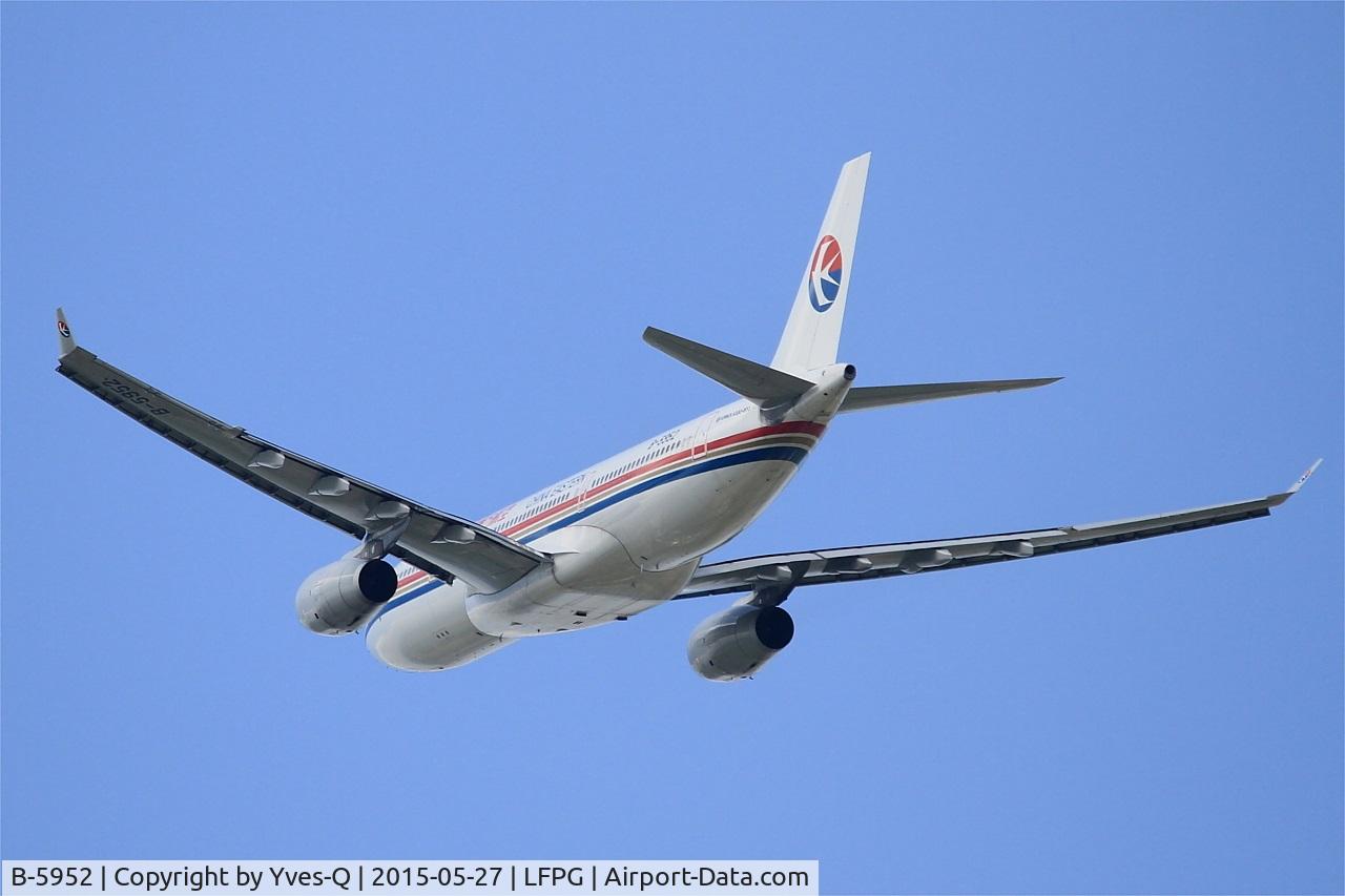 B-5952, 2014 Airbus A330-243 C/N 1547, Airbus A330-243, Take off rwy 27L, Roissy Charles De Gaulle airport (LFPG-CDG)