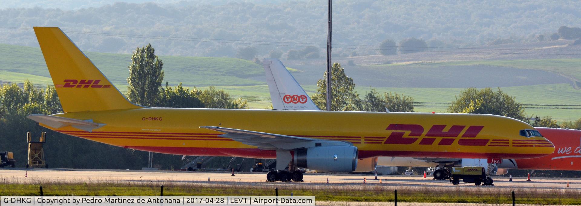 G-DHKG, 1999 Boeing 757-236 C/N 29946, Foronda - Vitoria-Gasteiz - España